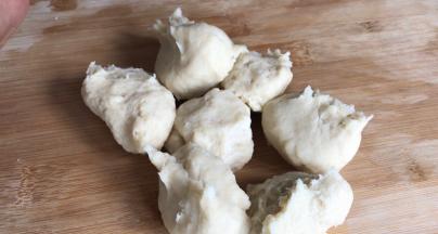 把醒发好的面团，取出，揪成大小均匀的小剂子