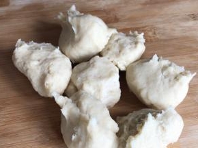 把醒发好的面团，取出，揪成大小均匀的小剂子