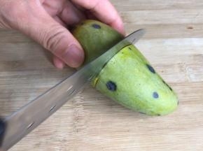 芒果在中间切一圈