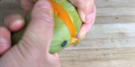 再用双手紧握两头，拧转一圈