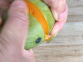 再用双手紧握两头，拧转一圈