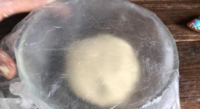 揉成光滑面团，密封醒发20分钟