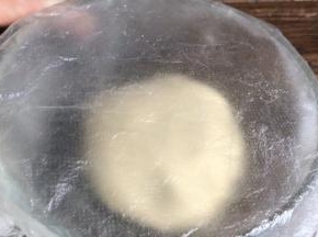 揉成光滑面团，密封醒发20分钟