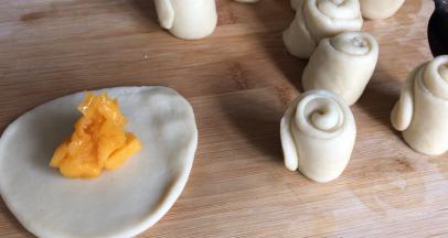 再擀成圆面皮，放入芒果肉