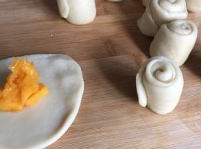 再擀成圆面皮，放入芒果肉