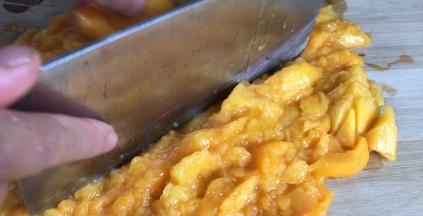 切成碎末，或者用料理机、万能袋都可以