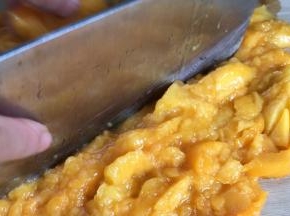 切成碎末，或者用料理机、万能袋都可以