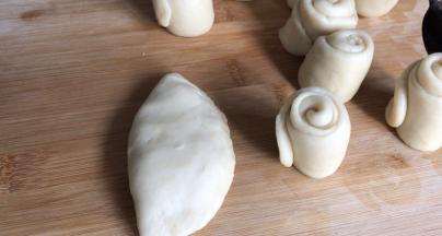 把口捏紧实，以免加热后容易漏出