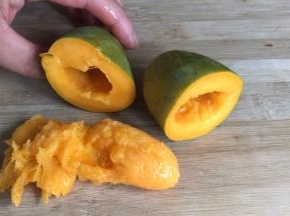 抽出芒果果核