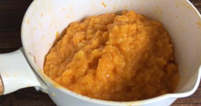 放入奶锅中，（切记不要用铁锅或者铝锅）