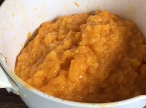 放入奶锅中，（切记不要用铁锅或者铝锅）