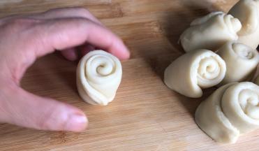 全部做好后，盖上保鲜膜醒发10分钟