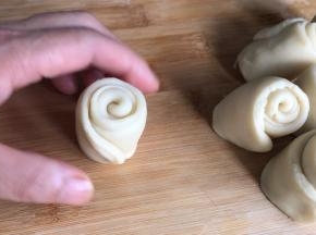 全部做好后，盖上保鲜膜醒发10分钟