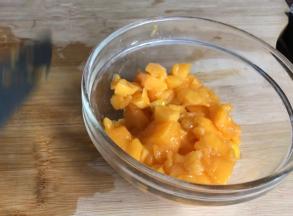 装入容器中，备用