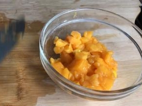 装入容器中，备用