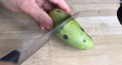 在芒果中间切一圈