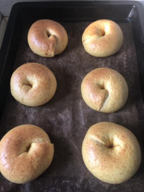 烤箱预热200/180度 各人烤箱温度有差异 按自己合适的温度 高温快烤的效果比较好 煮糖水 至微沸 把发酵好的贝果放入 一面煮30～90秒 捞起 尽快进烤箱开烤 20分钟 看表面上色合适 取出