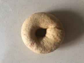  翻开一边 把另一边包进去 捏紧 一个胚子做好