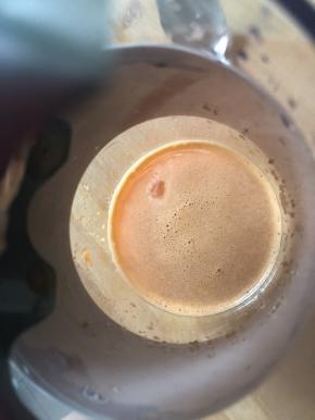 胡萝卜加水打汁 用蒸熟的胡萝卜也很好 不会有颗粒