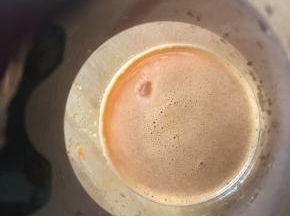胡萝卜加水打汁 用蒸熟的胡萝卜也很好 不会有颗粒