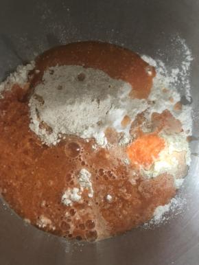 倒入粉中 搅打面团至 光滑 如果室温太高 可以简单混合后 冷藏一下 半小时左右 再打面 成团块 不至于打的时候 面团发酵