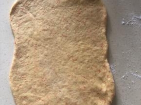 擀开成长方形片 别太薄 包豆馅的时候 容易漏