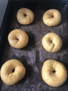 依次做好 摆到油布上 有人喜欢剪出来相应大小的油纸铺地 煮贝果的时候 可以直接拿起来一起下锅 不容易破坏形状 也是好办法）做得多了 就随手来了 看个人喜好吧 