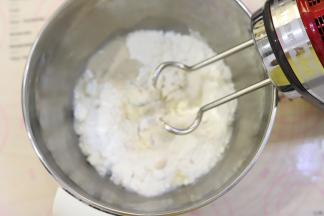 所有的披萨皮材料放入打蛋盆内，用揉面棒，手揉，面包机其中一种方式揉成光滑有韧性的面团。