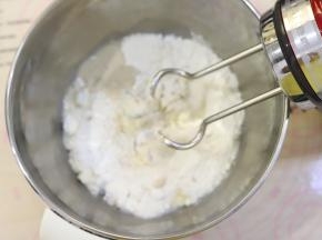 所有的披萨皮材料放入打蛋盆内，用揉面棒，手揉，面包机其中一种方式揉成光滑有韧性的面团。