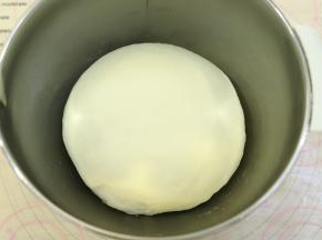 揉好的面团取出整圆，放入盆内，盖上保鲜膜，进行一发，发酵至2倍大。
