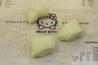 发酵好的面团轻压排气后平均分成3份。