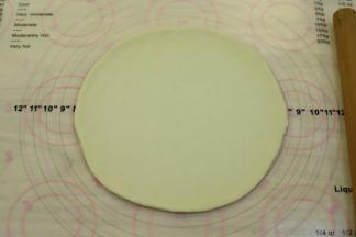 取一小份面团，擀成薄片。