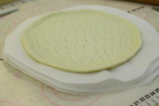 做好三份披萨皮，每一个中间用油纸分隔（可放入冰箱冷冻，想吃的时候直接取出烘烤即可）。