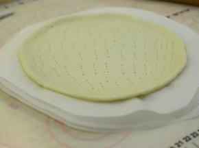 做好三份披萨皮，每一个中间用油纸分隔（可放入冰箱冷冻，想吃的时候直接取出烘烤即可）。