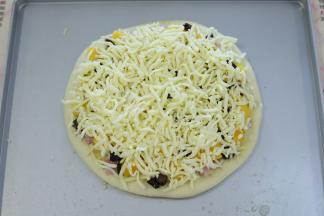 上面再铺上厚厚一层的芝士碎。