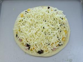 上面再铺上厚厚一层的芝士碎。