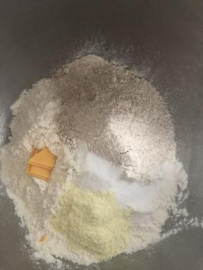 粉类材料一起扔进打面缸