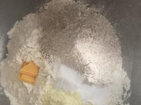 粉类材料一起扔进打面缸