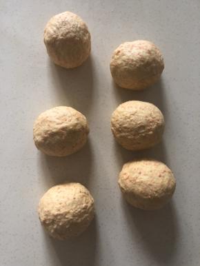 取出打好的面团 分成六份 滚圆 松弛十分钟 冬天可以延长到15～20分钟 