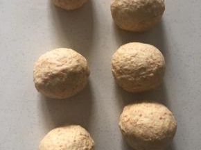 取出打好的面团 分成六份 滚圆 松弛十分钟 冬天可以延长到15～20分钟 