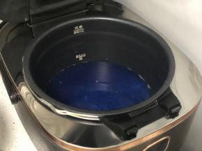 大米洗净，加入适量清水（水面高于米面1指节），然后加入蝶豆花粉，拌匀，然后按下煮饭键。也可以用蝶豆花干泡水，隔夜后把蓝色的水滤出来后用来煮饭。