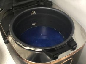 大米洗净，加入适量清水（水面高于米面1指节），然后加入蝶豆花粉，拌匀，然后按下煮饭键。也可以用蝶豆花干泡水，隔夜后把蓝色的水滤出来后用来煮饭。