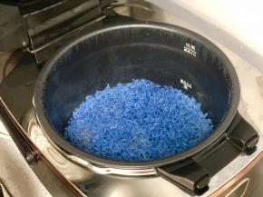 米饭煮好后就是蓝色的啦！然后把米饭拿出来放凉，放凉后再用第一是不烫手，第二是不会让装饰在面上的芝士片融化。