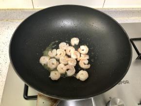 炒锅烧热后，下入食用油，然后放入虾仁翻炒至变红色。
