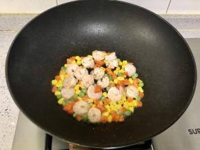 下入盐炒匀，磨入黑胡椒碎，然后起锅备用。