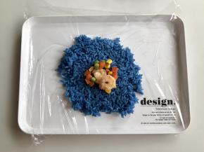 取一张保鲜膜，中间铺上一碗蓝色米饭，中间放入两勺三丁炒虾仁，也可以包入别的你喜欢的馅料。