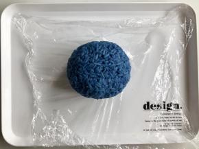 借助保鲜膜把米饭包住馅料，然后捏成椭圆形，注意饭团要捏紧，才不容易散。