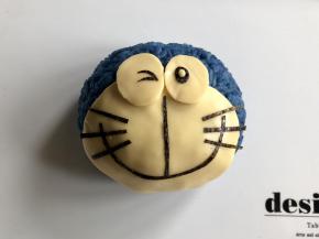 用海苔剪出眼睛、人中、嘴和胡子，放在对应的位置上；眼睛中间再用一点芝士搓圆做高光。