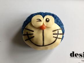 在炒好的三丁虾仁中取一个胡萝卜丁，用剪刀修剪成圆形，做鼻子。多啦A梦饭团就完成啦！