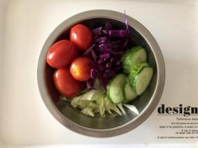 把圆生菜和紫甘蓝洗净，切成丝，黄瓜洗净切片，圣女果洗净，加入沙拉汁混合拌匀，做成蔬菜沙拉。